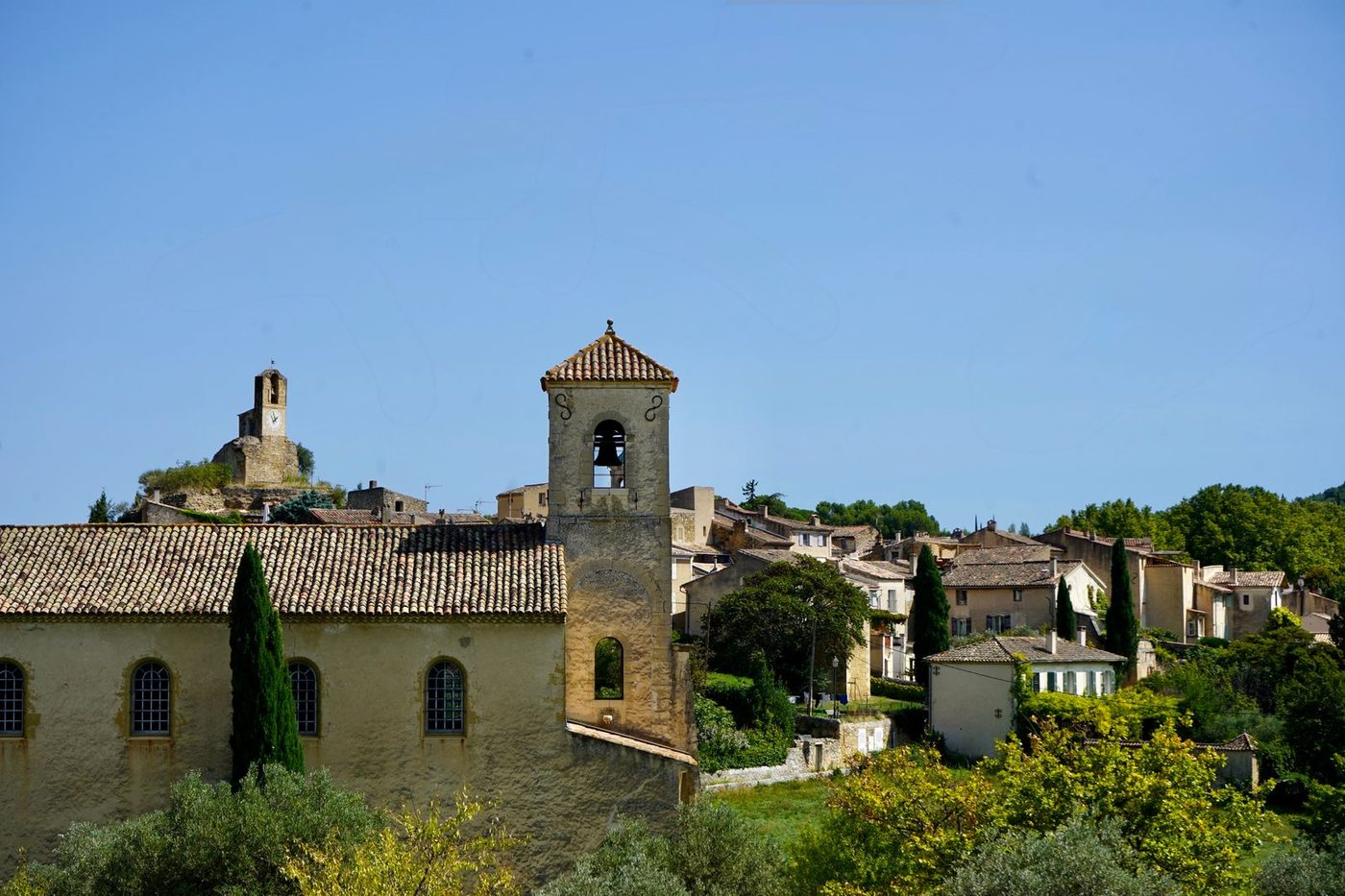 Clocher et toits de tuiles d'un village provençal