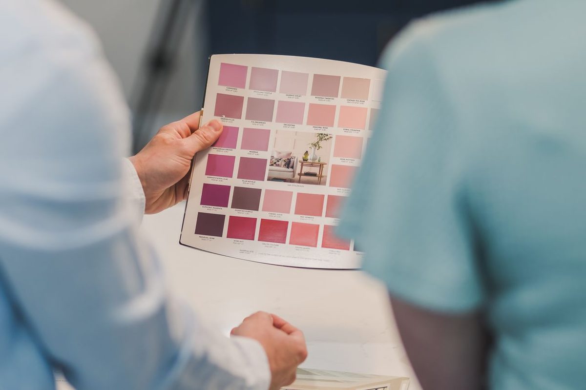 Deux personnes consultant un nuancier de peinture pour l'intérieur