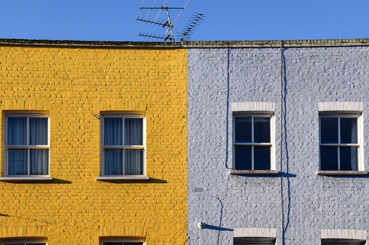 Rangée de maisons aux façades peintes de couleurs différentes