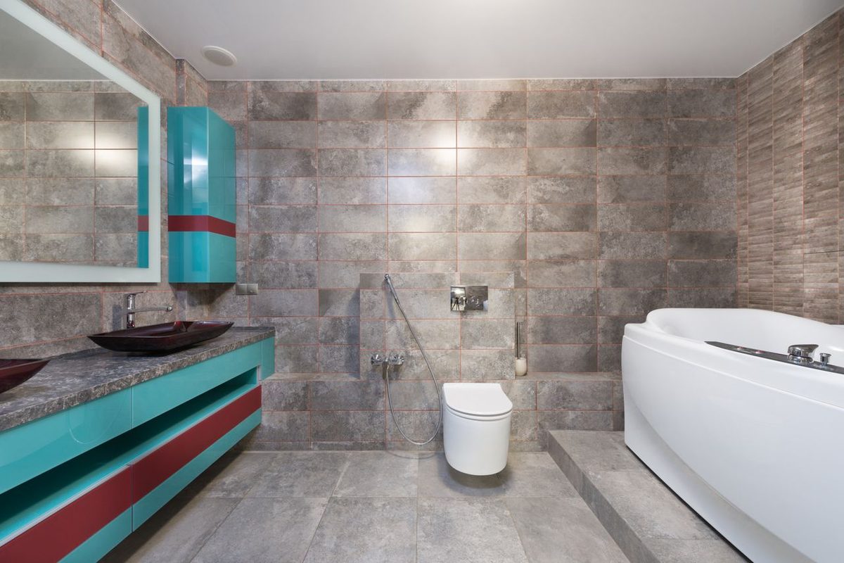 Salle de bains contemporaine carrelée avec baignoire et lavabo